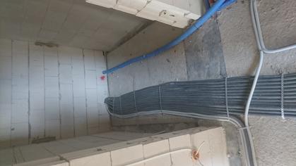 Nowa instalacja domu jednorodzinnego prowadzona podłogą 8